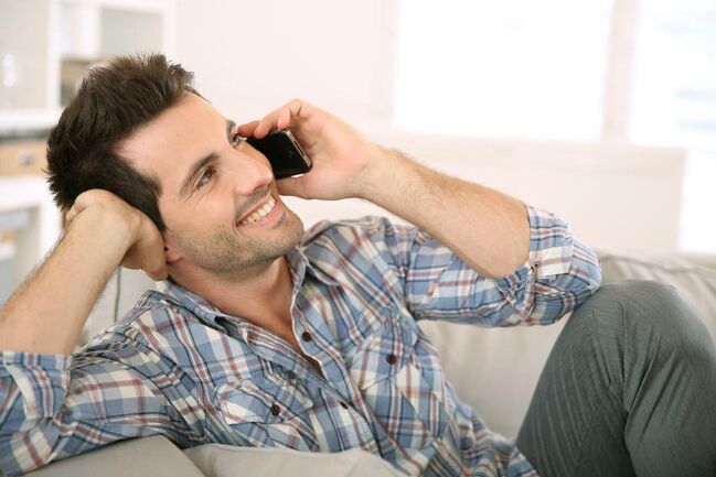 Osjećajući se uzbuđen, muškarac će dugo razgovarati sa ženom telefonom